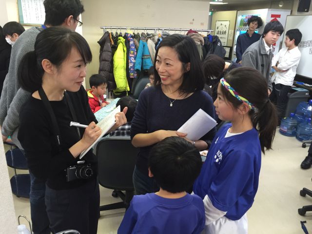 取材を受ける中林さんら