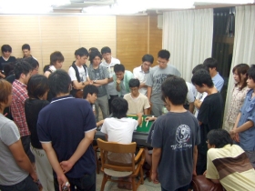 観戦勉強会。ぐるりと周囲を囲まれて緊張しまくりの代表選手たち。