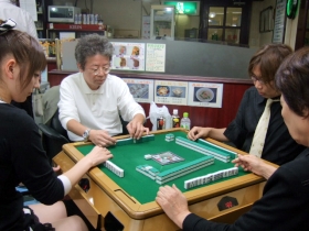 個人優勝の但木要さん。最終戦で大崎プロと福田プロを倒して四連勝。